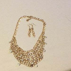 Short gold fishnet necklace with earrings